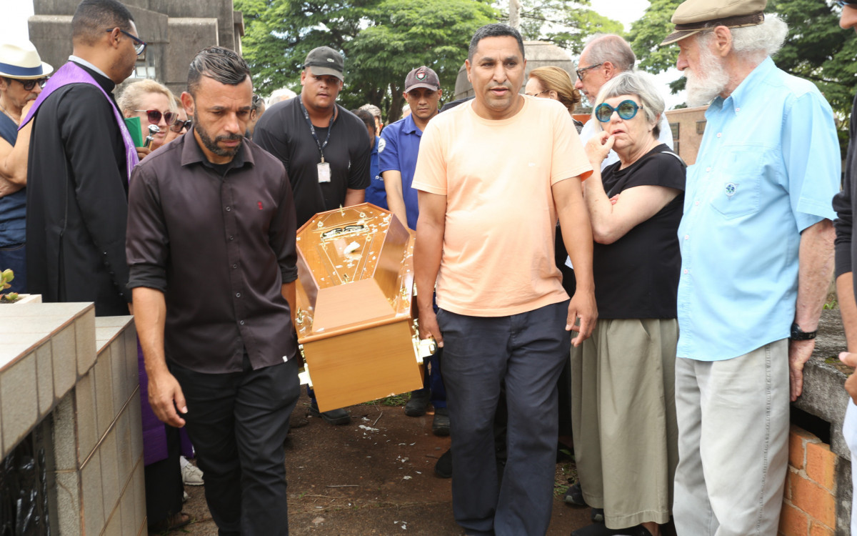 Corpo de Juca de Oliveir&aacute; &eacute; enterrado em S&atilde;o Paulo