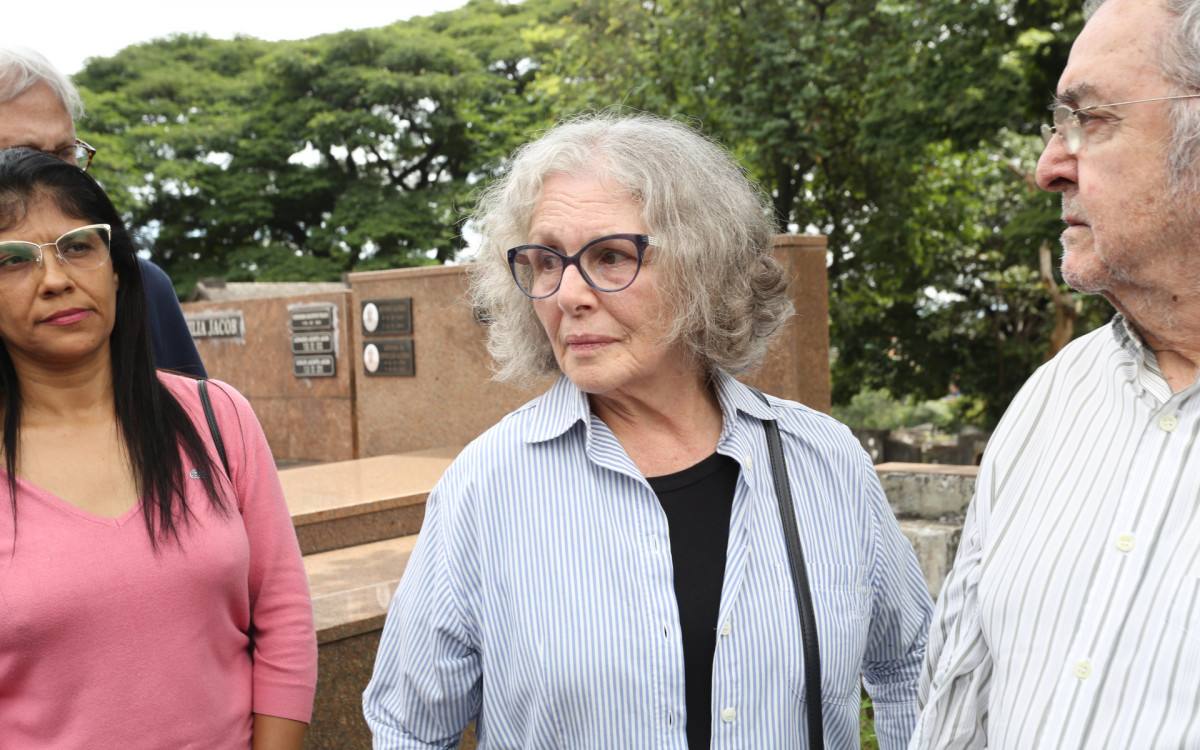 Irene Ravache no enterro de Juca de Oliveira