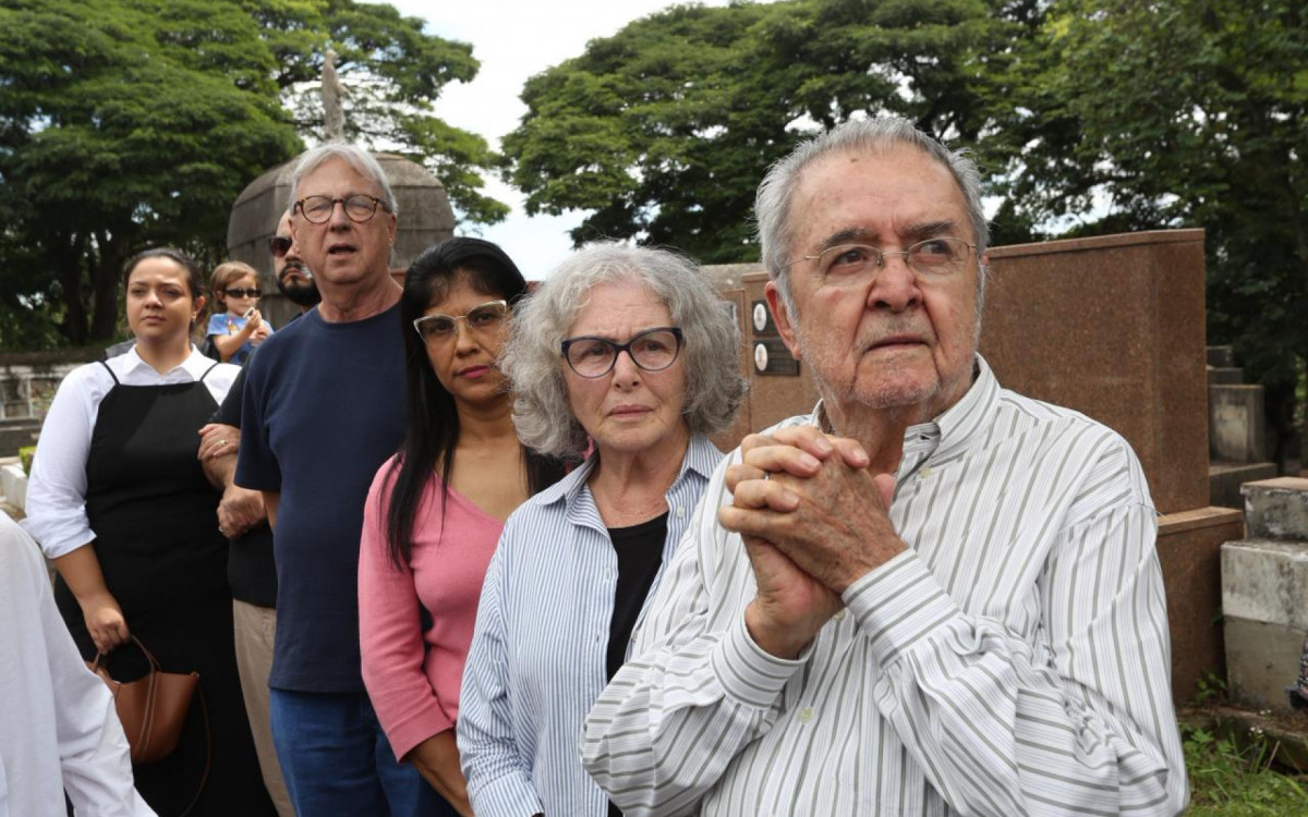 Irene Ravache no enterro de Juca de Oliveira