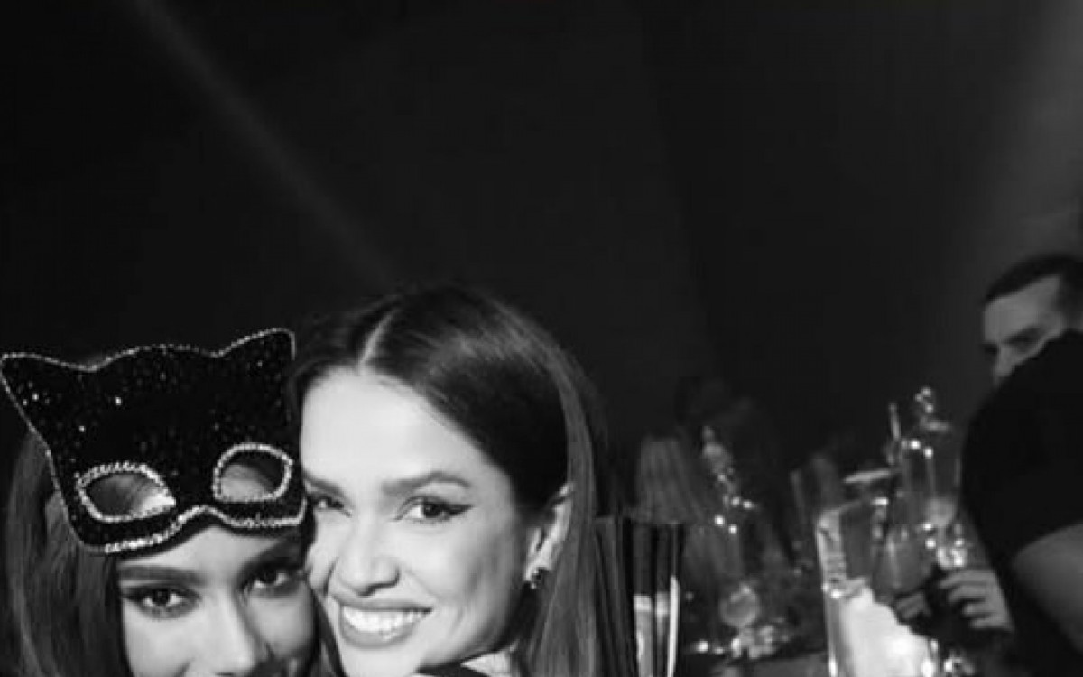 Anitta abre &aacute;lbum de fotos de anivers&aacute;rio