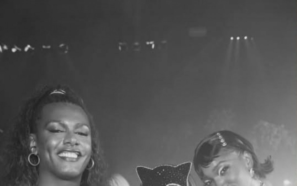 Anitta abre &aacute;lbum de fotos de anivers&aacute;rio