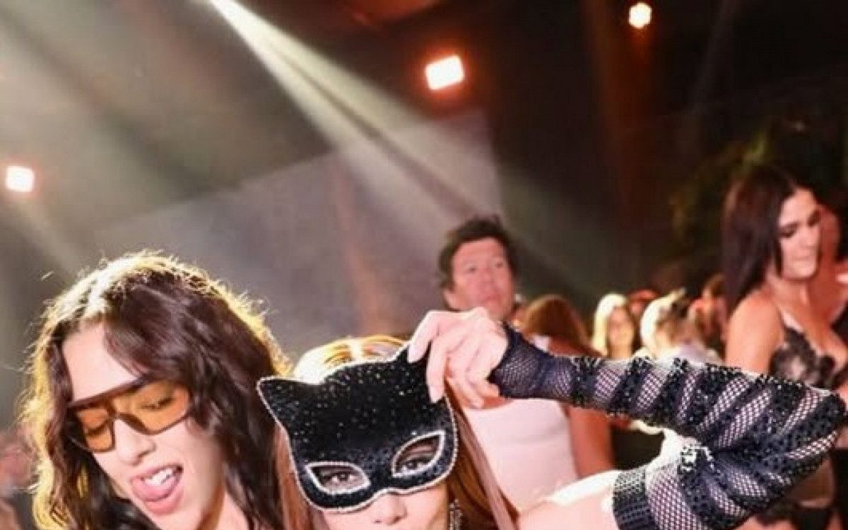 Anitta abre &aacute;lbum de fotos de anivers&aacute;rio