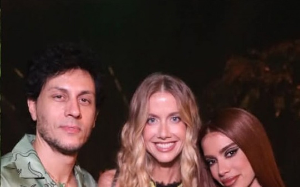 Anitta abre &aacute;lbum de fotos de anivers&aacute;rio