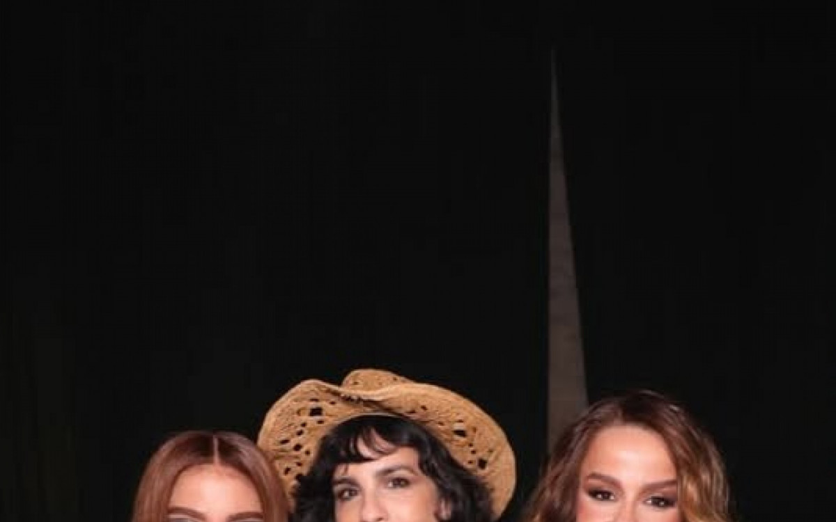 Anitta abre &aacute;lbum de fotos de anivers&aacute;rio