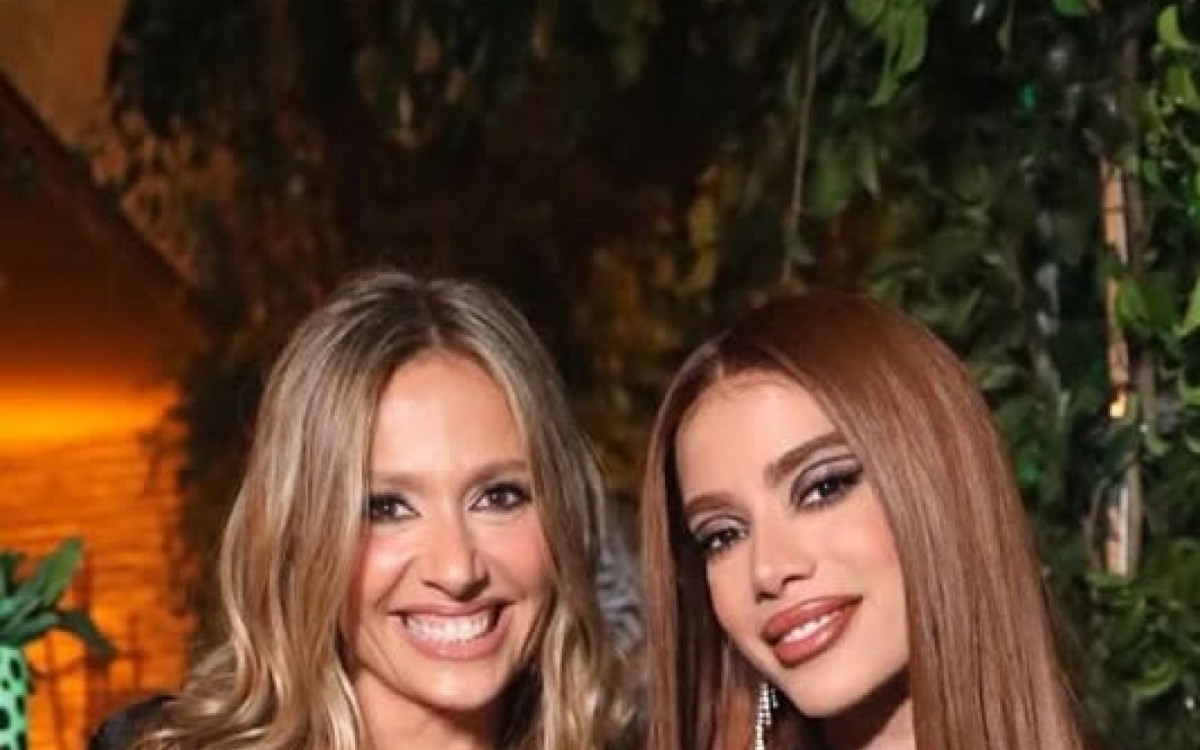 Anitta abre &aacute;lbum de fotos de anivers&aacute;rio