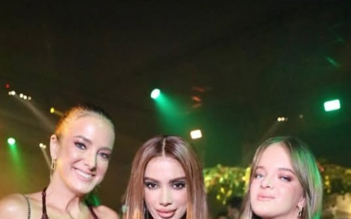 Anitta abre &aacute;lbum de fotos de anivers&aacute;rio