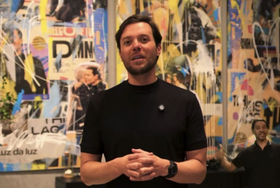 André Valadão usa telão da Lagoinha para negar elo com escândalo do Banco Master e pedir perdão