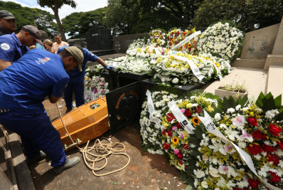 Corpo de Juca de Oliveira é enterrado em SP; despedida reúne famosos