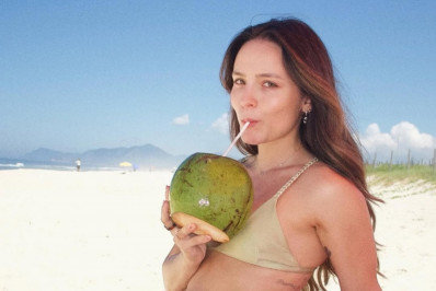 De biquíni, Larissa Manoela curte dia de sol no Rio