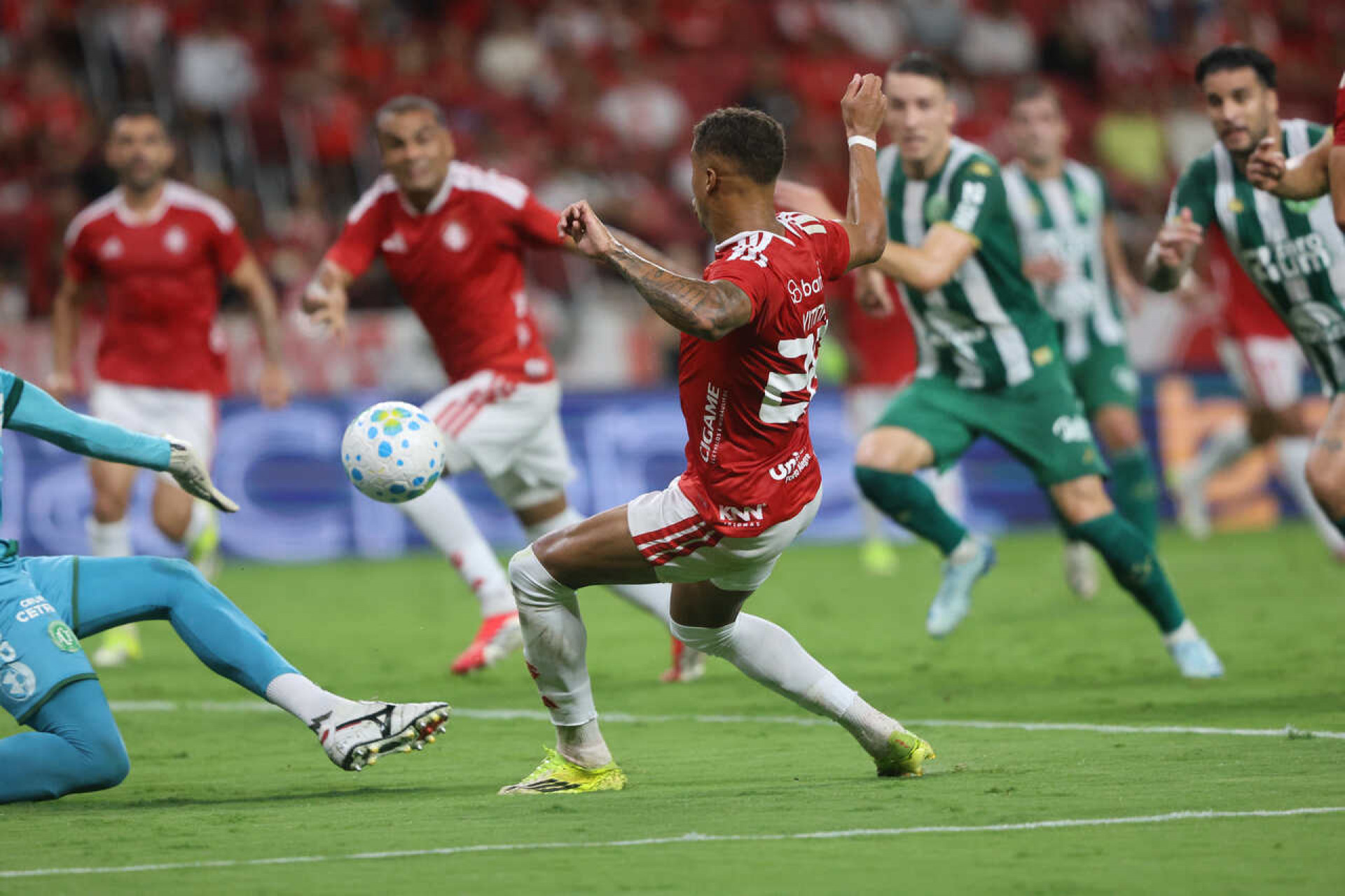 Internacional bate a Chapecoense e deixa o Z4 do Brasileir&atilde;o