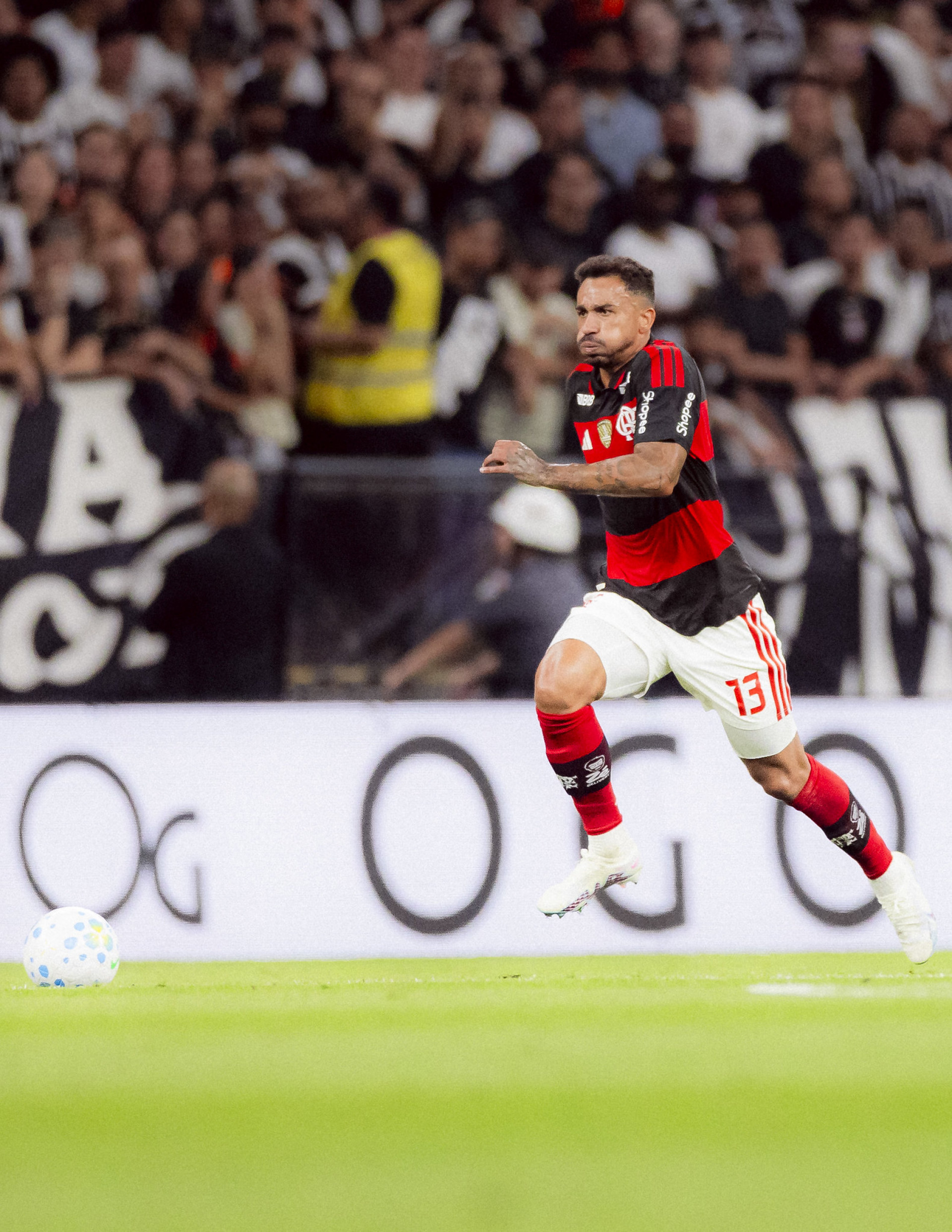 Danilo em ação durante o jogo entre Corinthians e Flamengo - Adriano Fontes/Flamengo