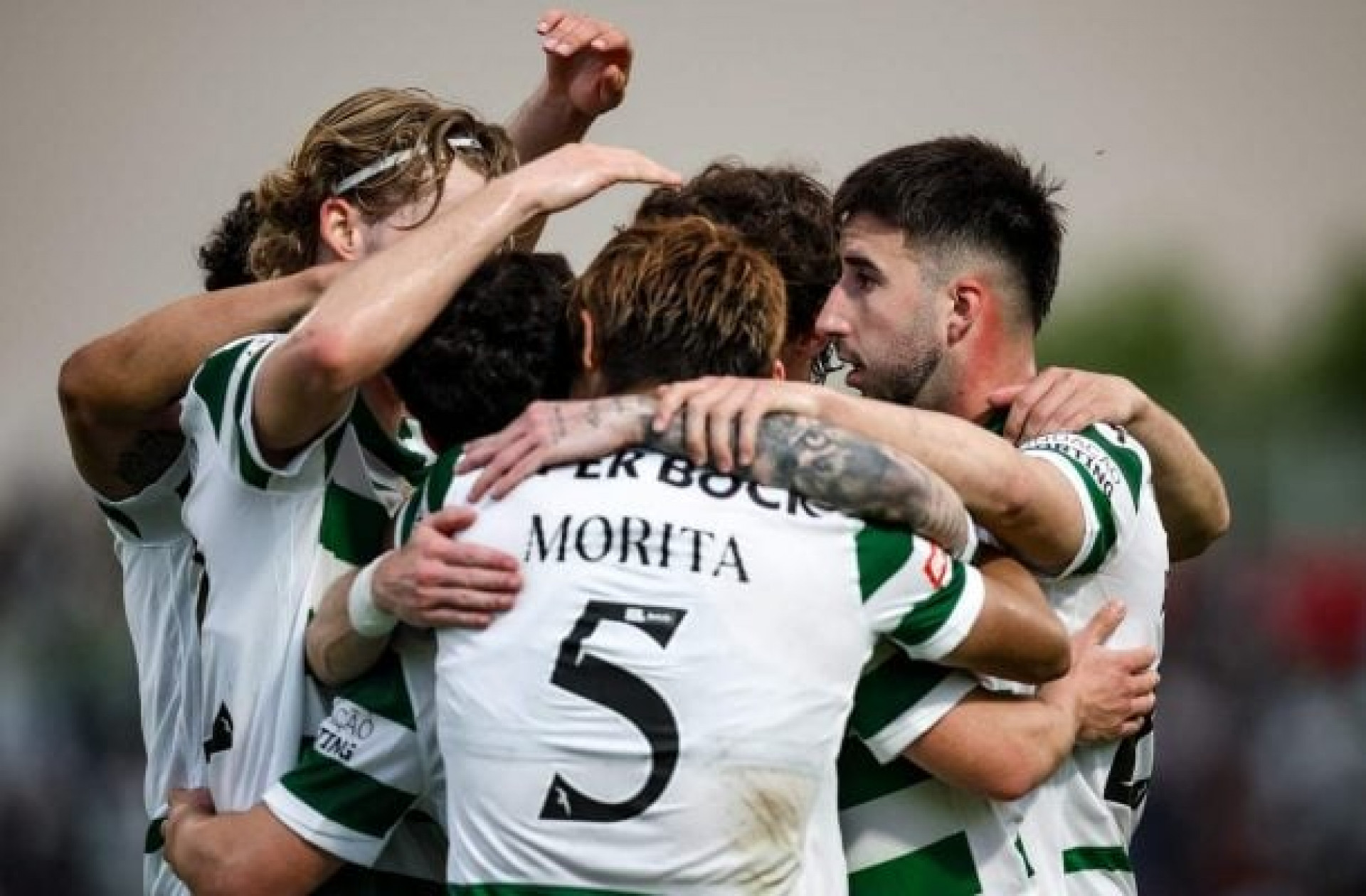 Sporting goleia o Alverca e segue na luta pelo tricampeonato portugu&ecirc;s