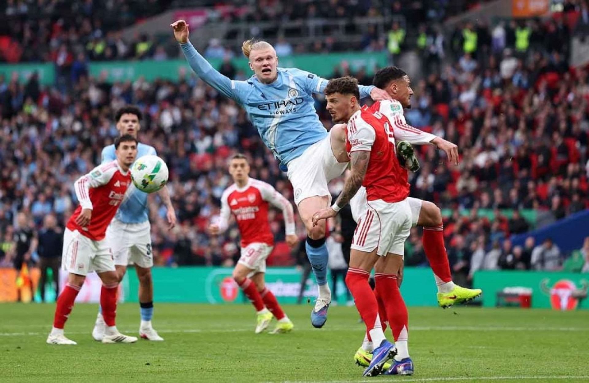 City aproveita falha de goleiro, vence Arsenal e conquista Copa da Liga Inglesa