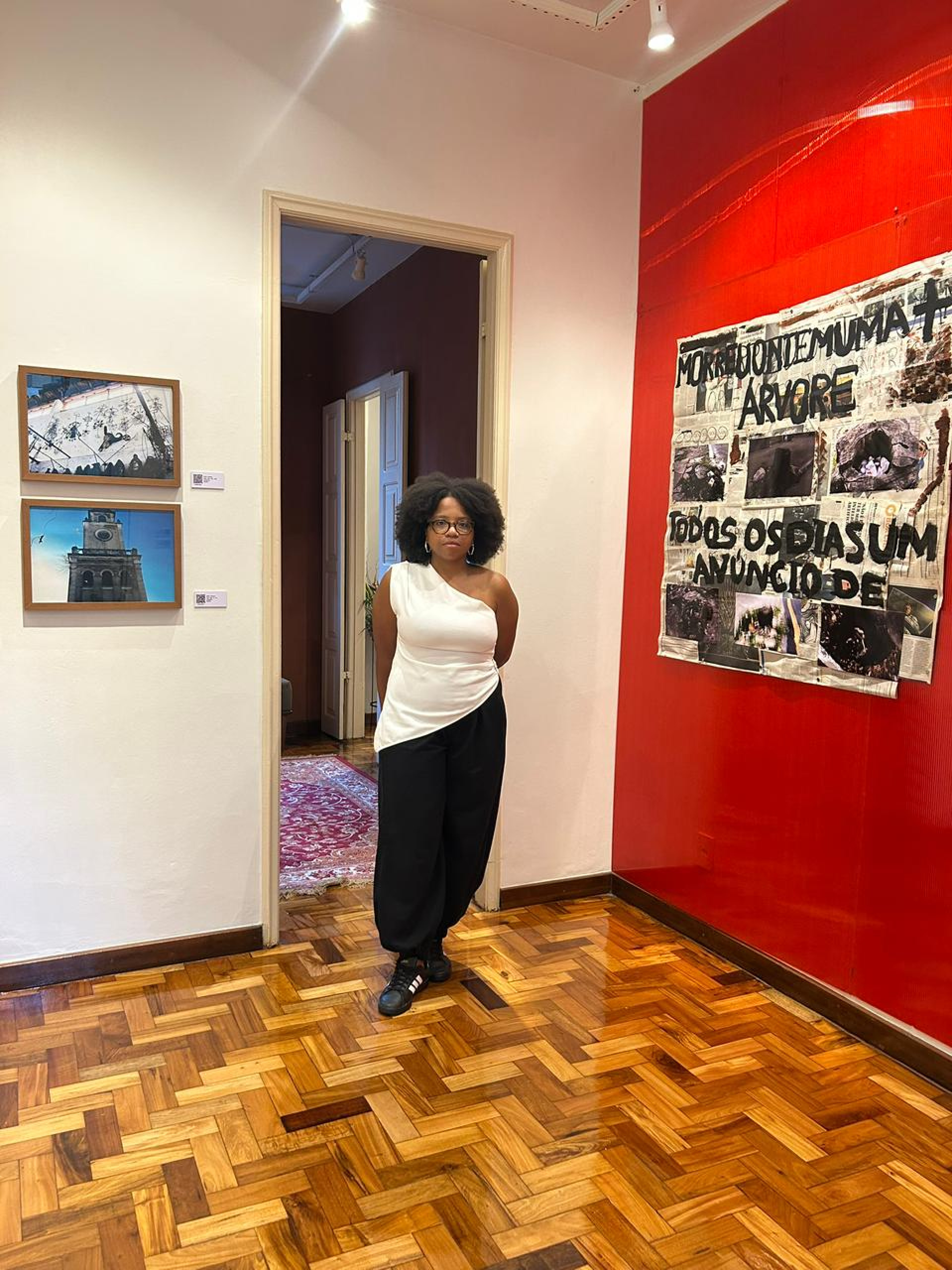 Fotógrafa Ester Caetano no ateliê Matheus Crespo - Divulgação