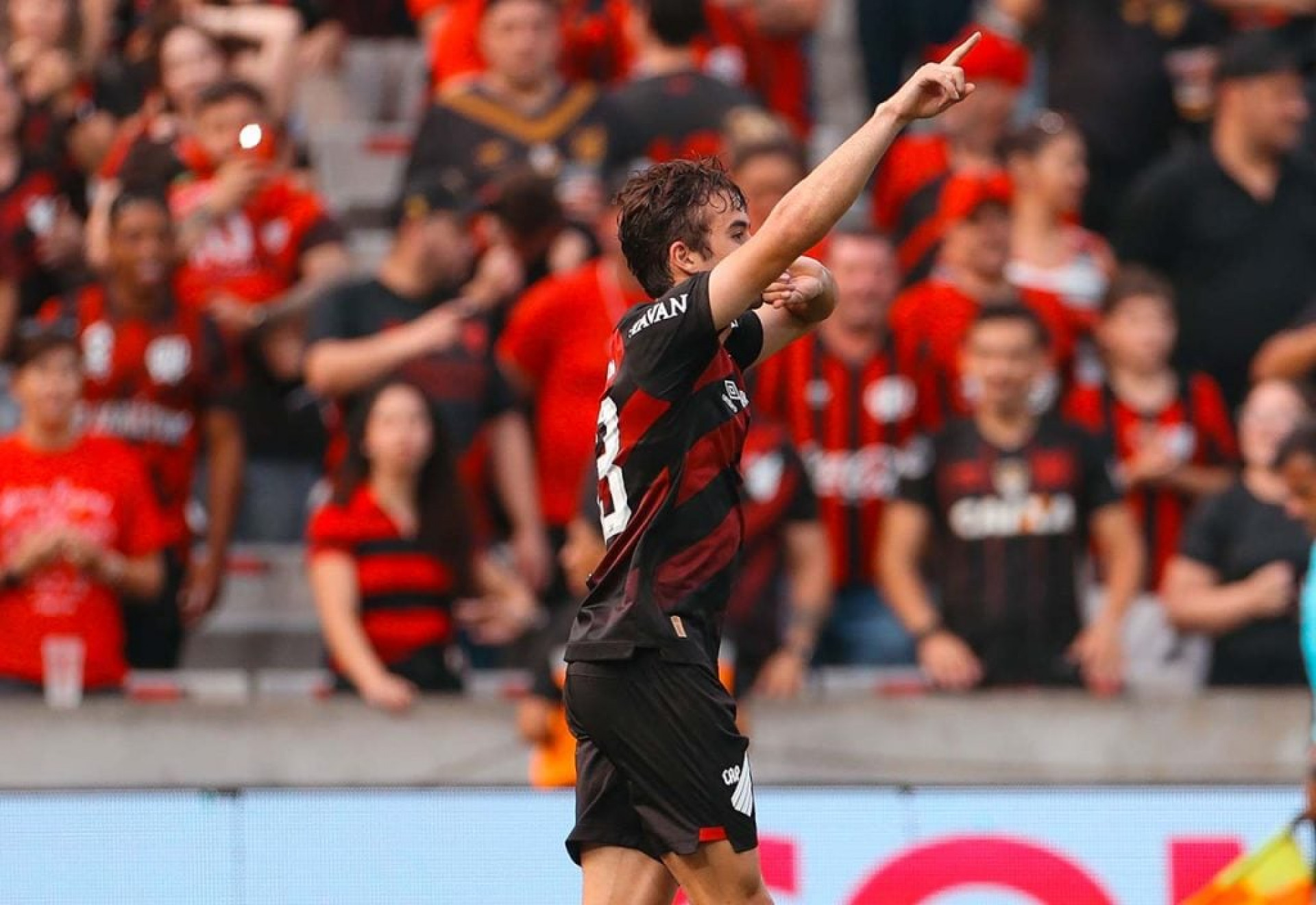 Athletico-PR vence Coritiba e encerra jejum no Atletiba