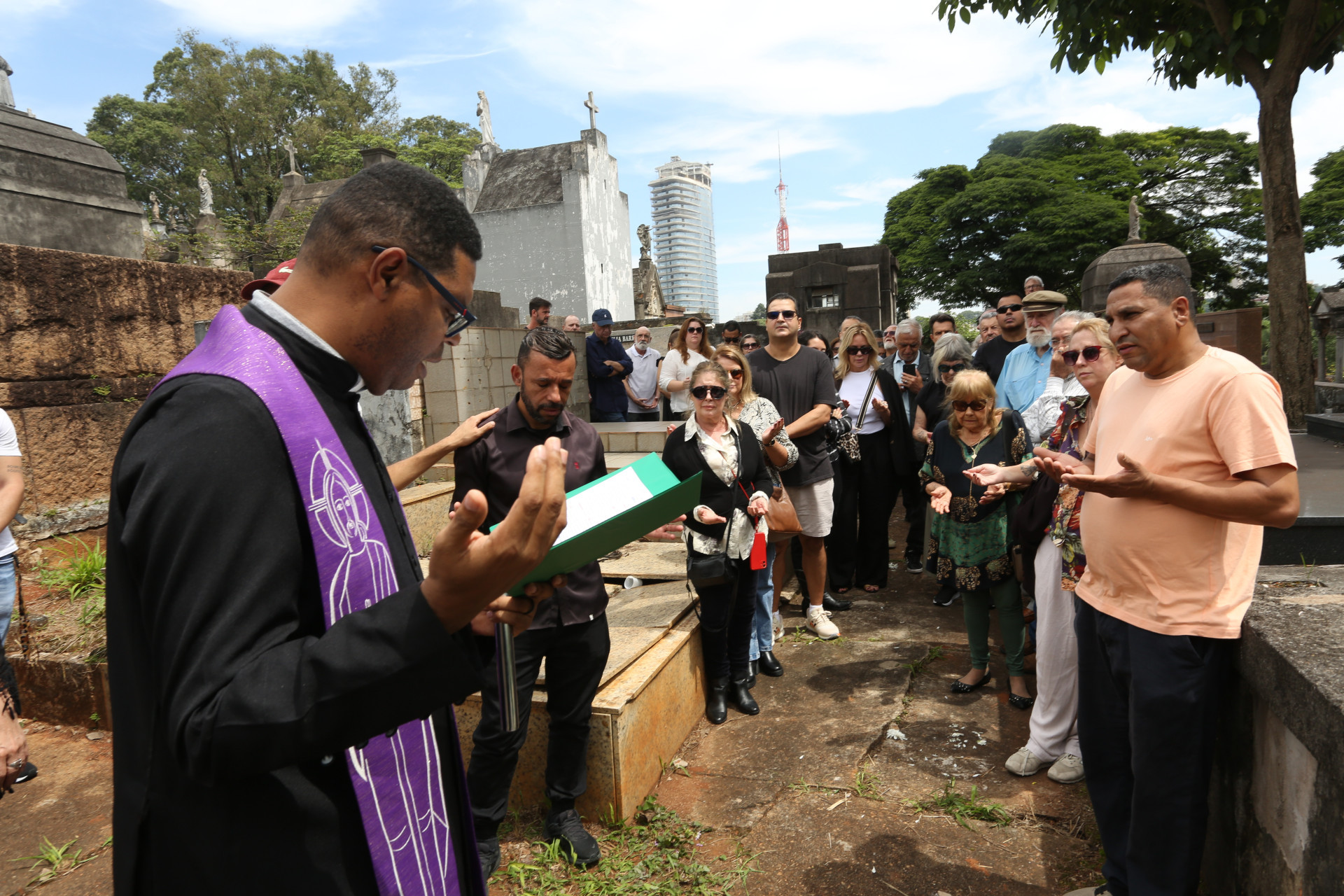 Corpo de Juca de Oliveirá é enterrado em São Paulo - Celso Tavares / Brazil News