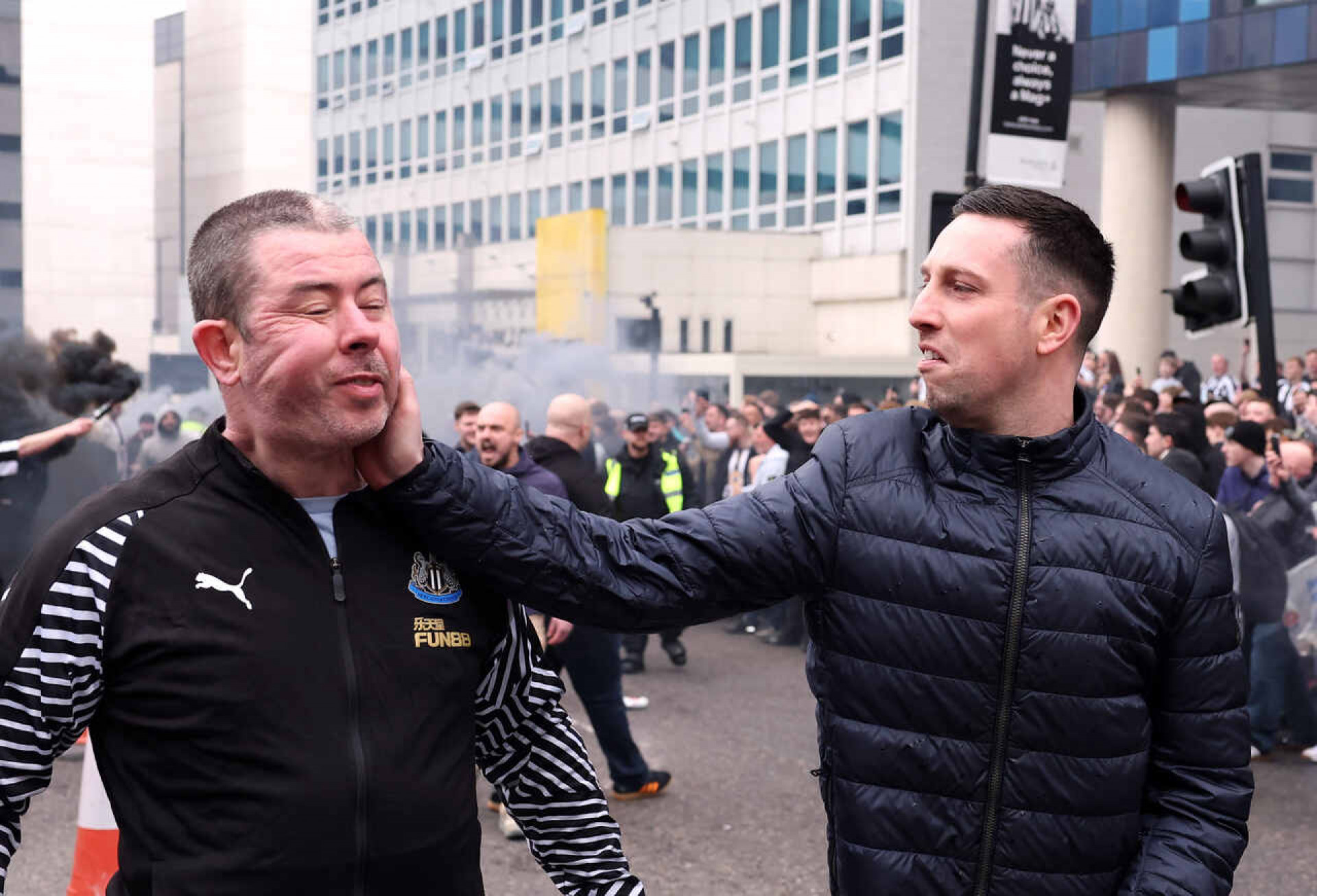 Pancadaria entre torcedores de Newcastle e Sunderland deixa feridos antes de cl&aacute;ssico