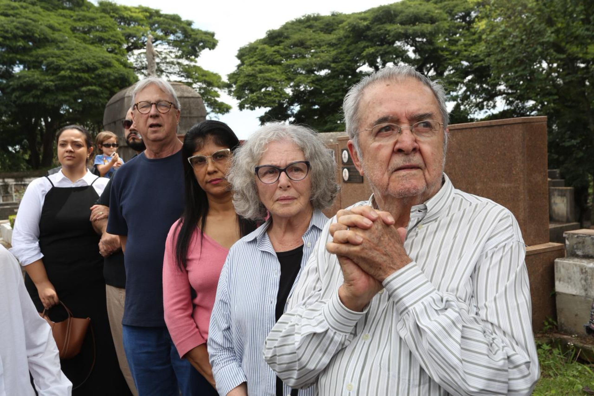 Irene Ravache no enterro de Juca de Oliveira - Celso Tavares / Brazil News