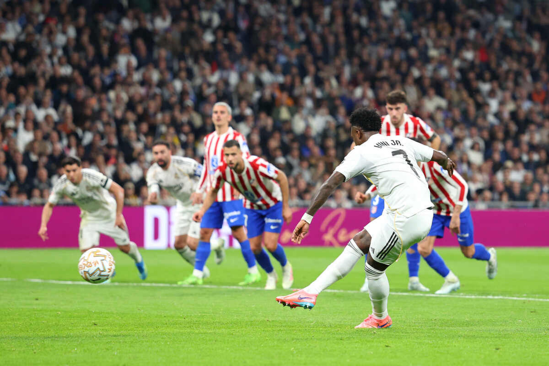 Vini Jr brilha, Real Madrid vira sobre Atl&eacute;tico e segue &agrave; ca&ccedil;a da lideran&ccedil;a