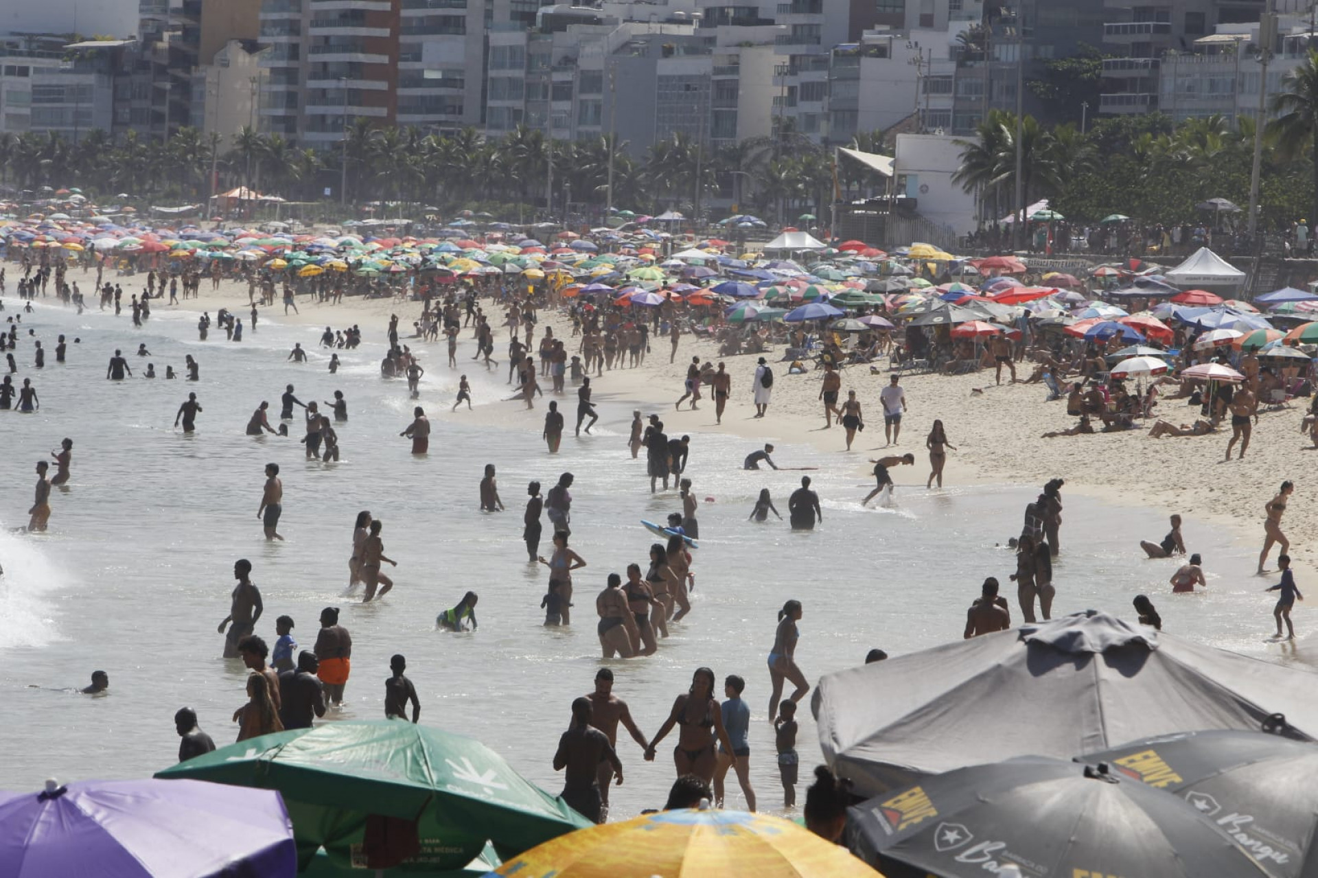 Deu praia! Orla de Ipanema e do Arpoador, na Zona Sul, ficam lotadas, neste domingo (22) - Reginaldo Pimenta / Agência O Dia