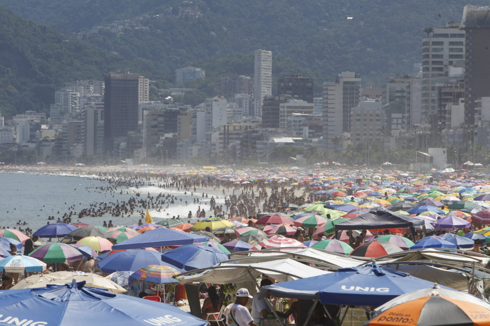 Deu praia! Orla de Ipanema e do Arpoador, na Zona Sul, ficam lotadas, neste domingo (22) - Reginaldo Pimenta / Agência O Dia