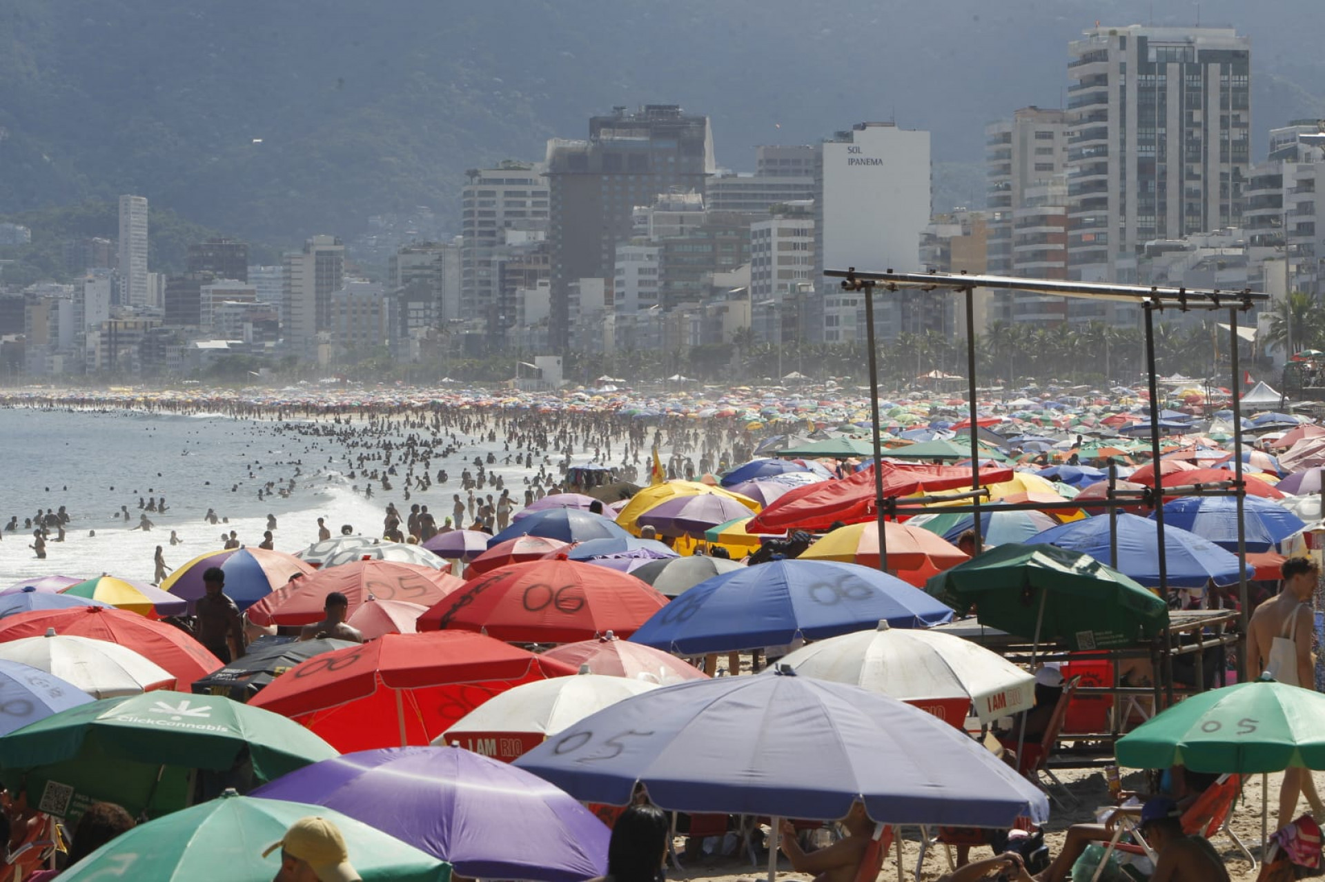Deu praia! Orla de Ipanema e do Arpoador, na Zona Sul, ficam lotadas, neste domingo (22) - Reginaldo Pimenta / Agência O Dia
