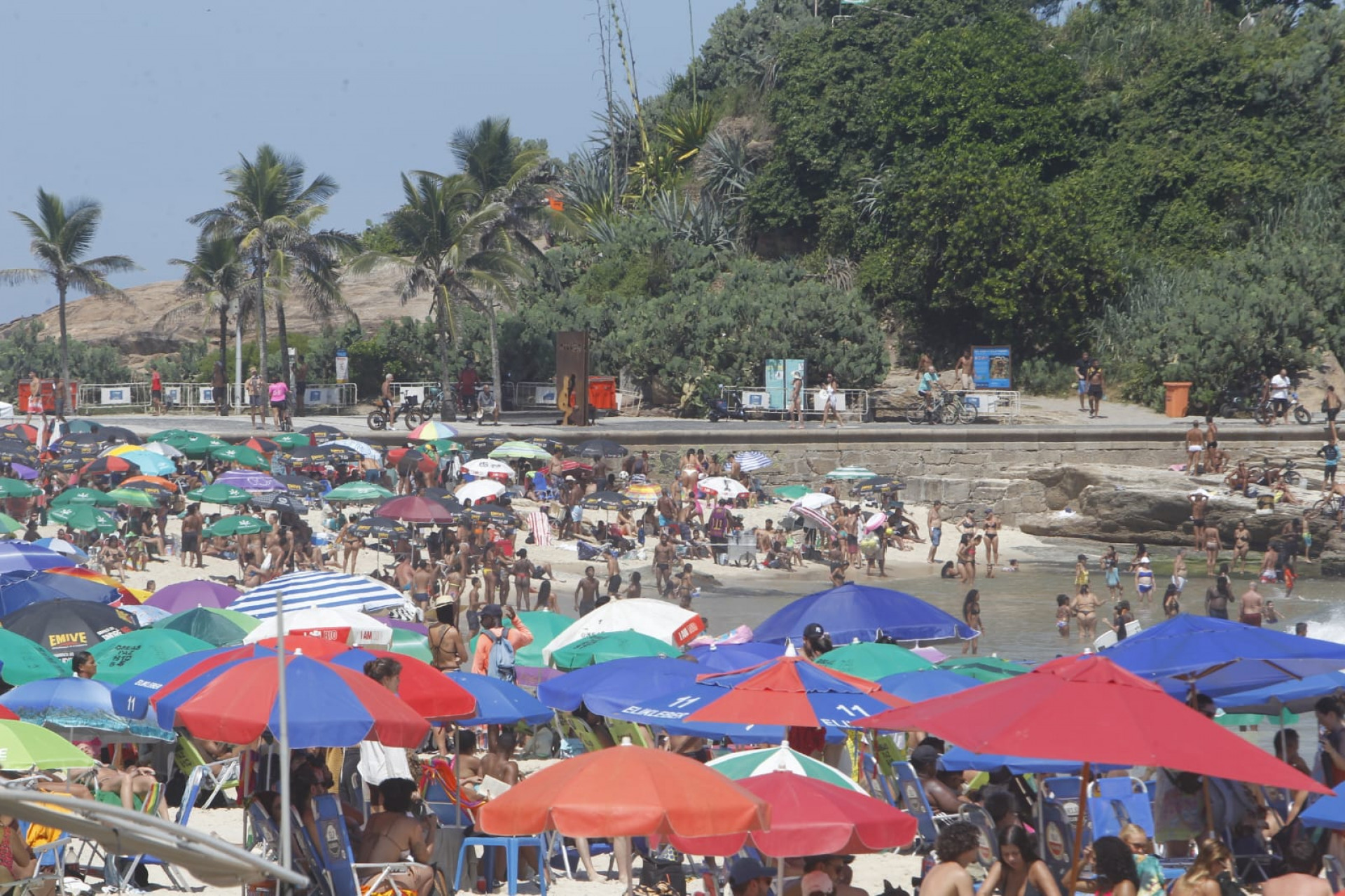 Deu praia! Orla de Ipanema e do Arpoador, na Zona Sul, ficam lotadas, neste domingo (22) - Reginaldo Pimenta / Agência O Dia