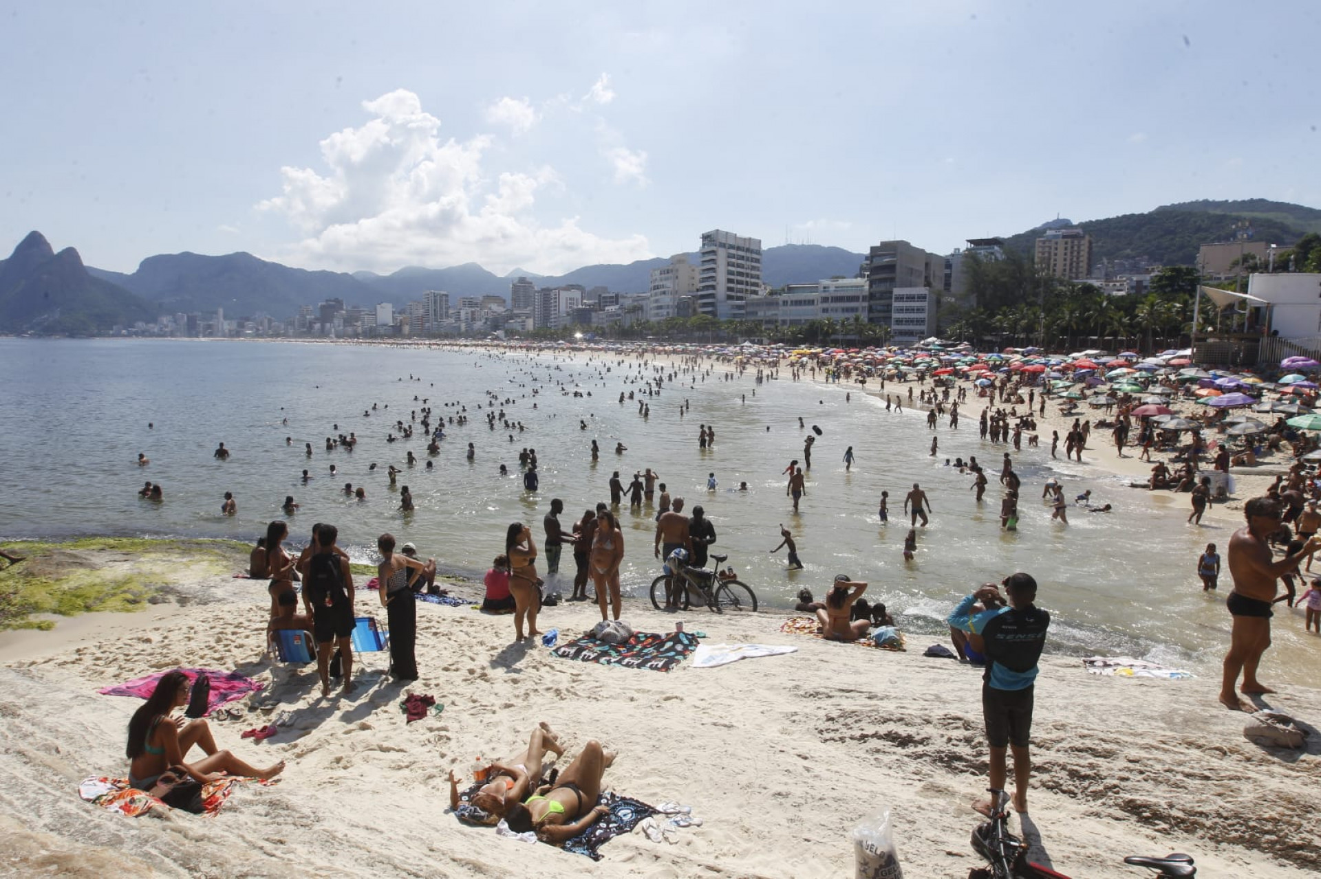 Deu praia! Orla de Ipanema e do Arpoador, na Zona Sul, ficam lotadas, neste domingo (22) - Reginaldo Pimenta / Agência O Dia
