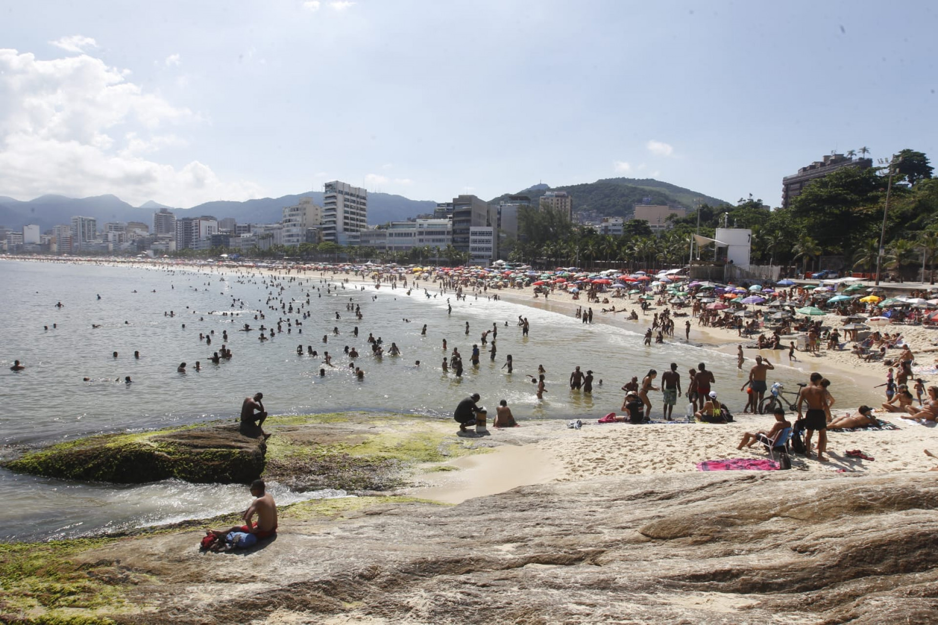 Deu praia! Orla de Ipanema e do Arpoador, na Zona Sul, ficam lotadas, neste domingo (22) - Reginaldo Pimenta / Agência O Dia