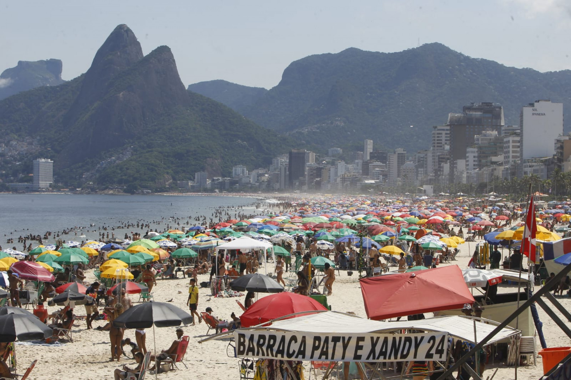 Deu praia! Orla de Ipanema e do Arpoador, na Zona Sul, ficam lotadas, neste domingo (22) - Reginaldo Pimenta / Agência O Dia