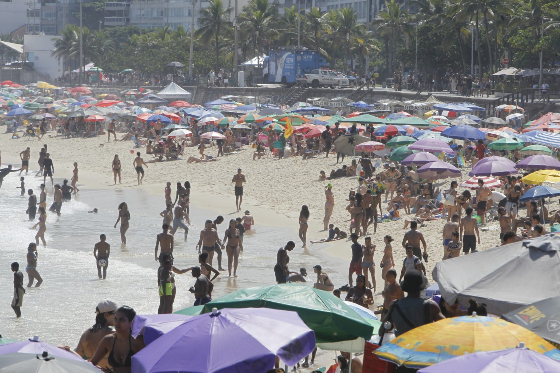 Deu praia! Orla de Ipanema e do Arpoador, na Zona Sul, ficam lotadas, neste domingo (22) - Reginaldo Pimenta / Agência O Dia