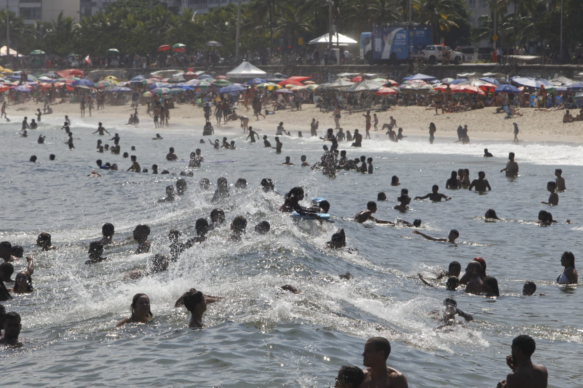 Deu praia! Orla de Ipanema e do Arpoador, na Zona Sul, ficam lotadas, neste domingo (22) - Reginaldo Pimenta / Agência O Dia