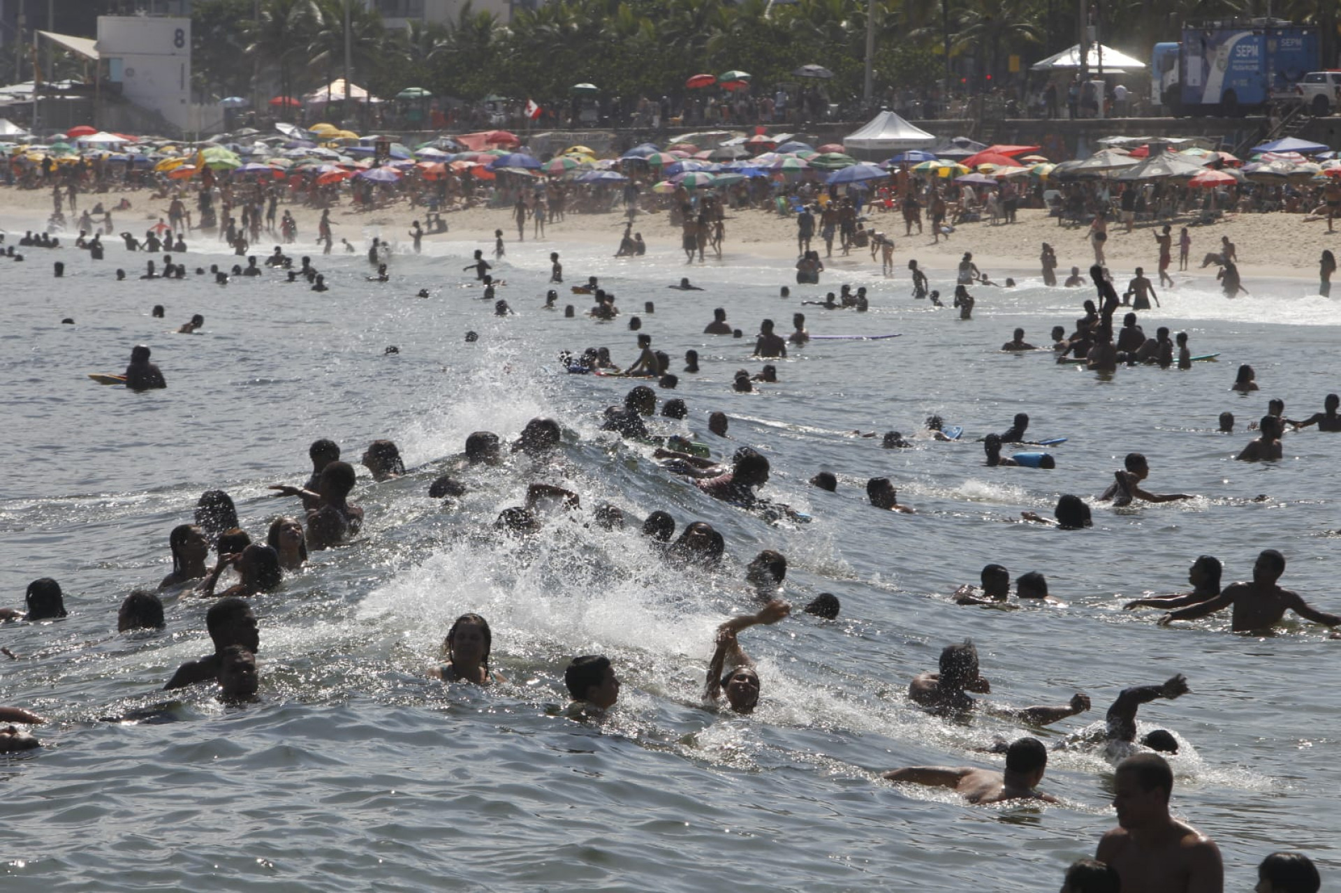 Deu praia! Orla de Ipanema e do Arpoador, na Zona Sul, ficam lotadas, neste domingo (22) - Reginaldo Pimenta / Agência O Dia