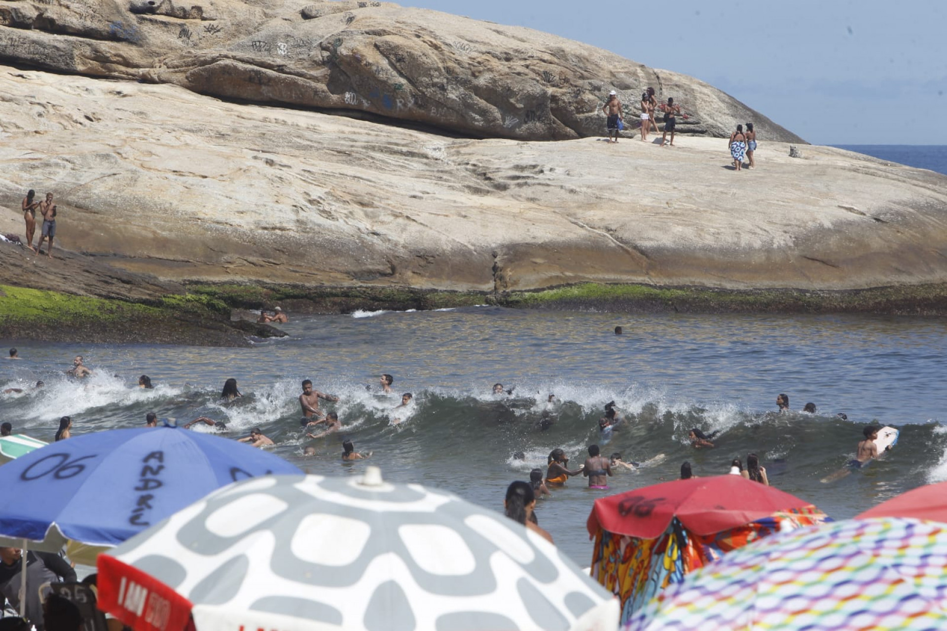 Deu praia! Orla de Ipanema e do Arpoador, na Zona Sul, ficam lotadas, neste domingo (22) - Reginaldo Pimenta / Agência O Dia