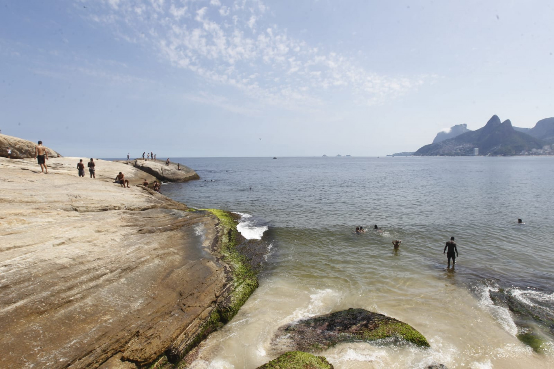 Deu praia! Orla de Ipanema e do Arpoador, na Zona Sul, ficam lotadas, neste domingo (22) - Reginaldo Pimenta / Agência O Dia