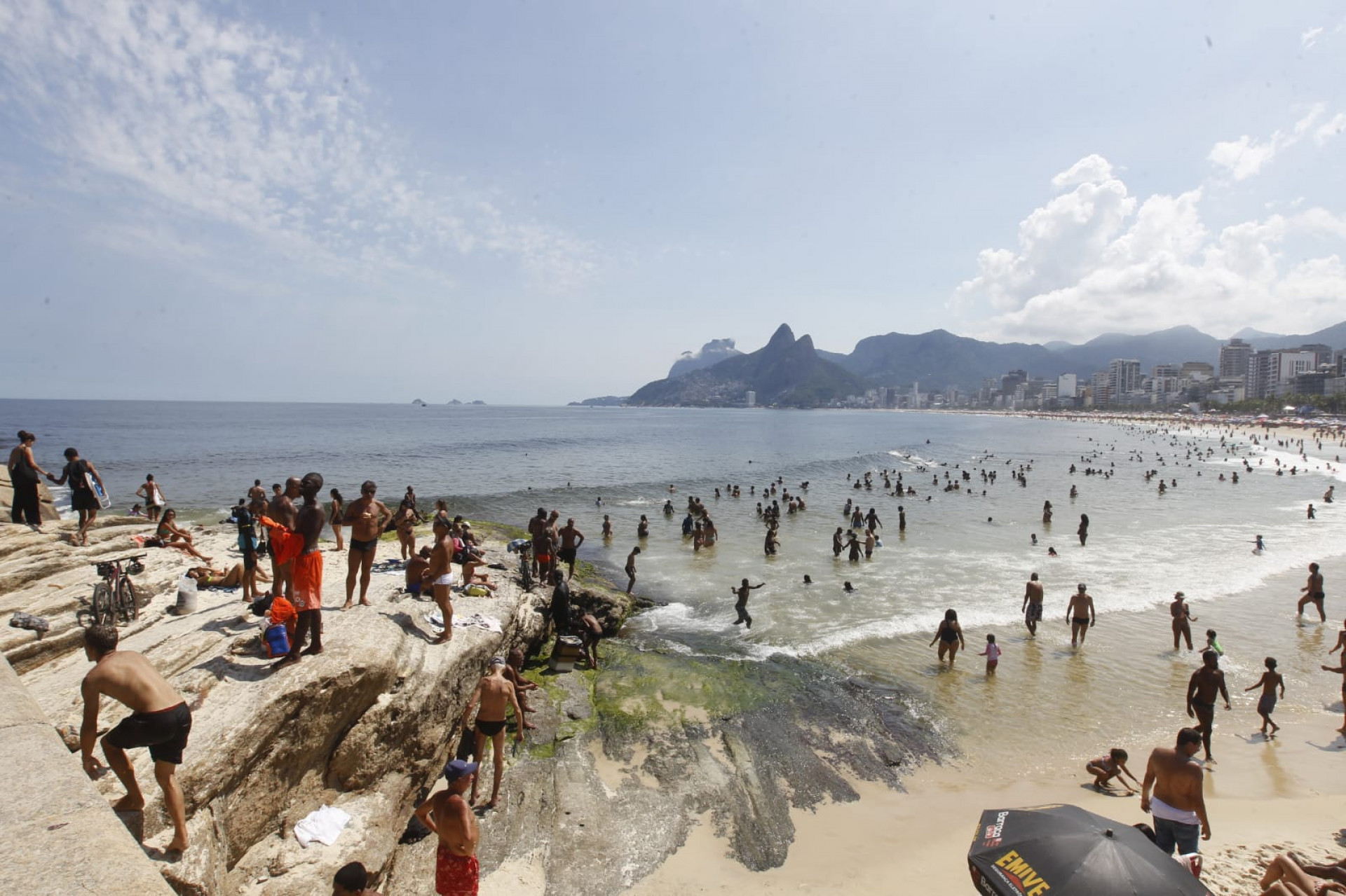 Deu praia! Orla de Ipanema e do Arpoador, na Zona Sul, ficam lotadas, neste domingo (22) - Reginaldo Pimenta / Agência O Dia
