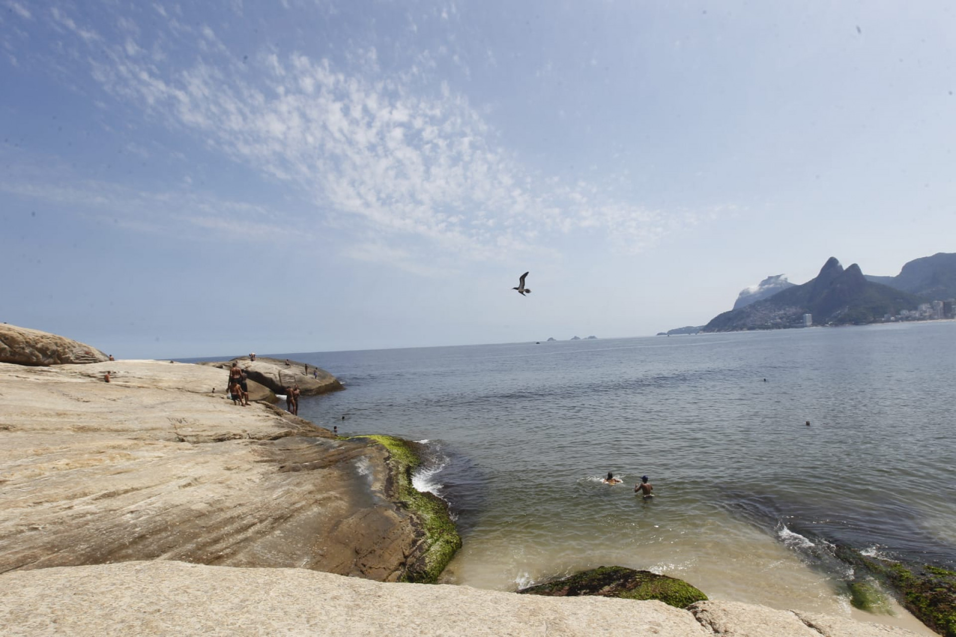 Deu praia! Orla de Ipanema e do Arpoador, na Zona Sul, ficam lotadas, neste domingo (22) - Reginaldo Pimenta / Agência O Dia
