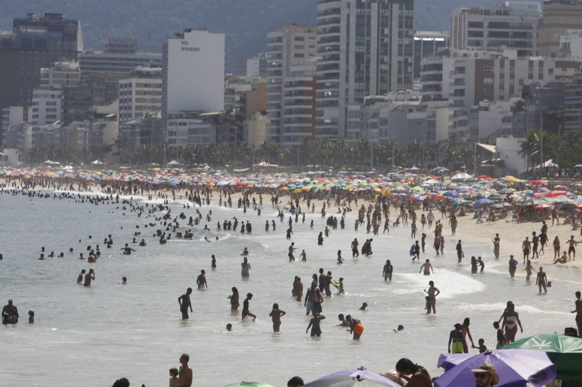 Deu praia! Orla de Ipanema e do Arpoador, na Zona Sul, ficam lotadas, neste domingo (22) - Reginaldo Pimenta / Agência O Dia