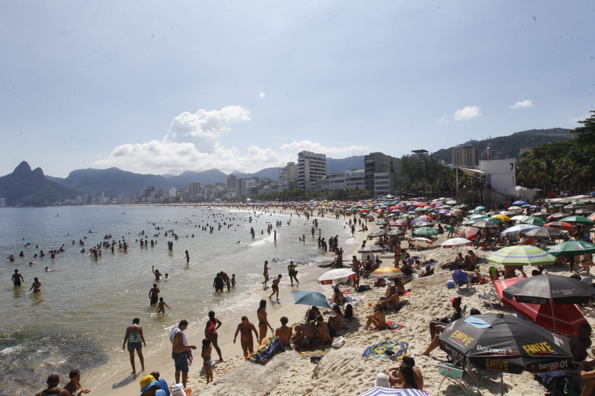 Deu praia! Orla de Ipanema e do Arpoador, na Zona Sul, ficam lotadas, neste domingo (22) - Reginaldo Pimenta / Agência O Dia