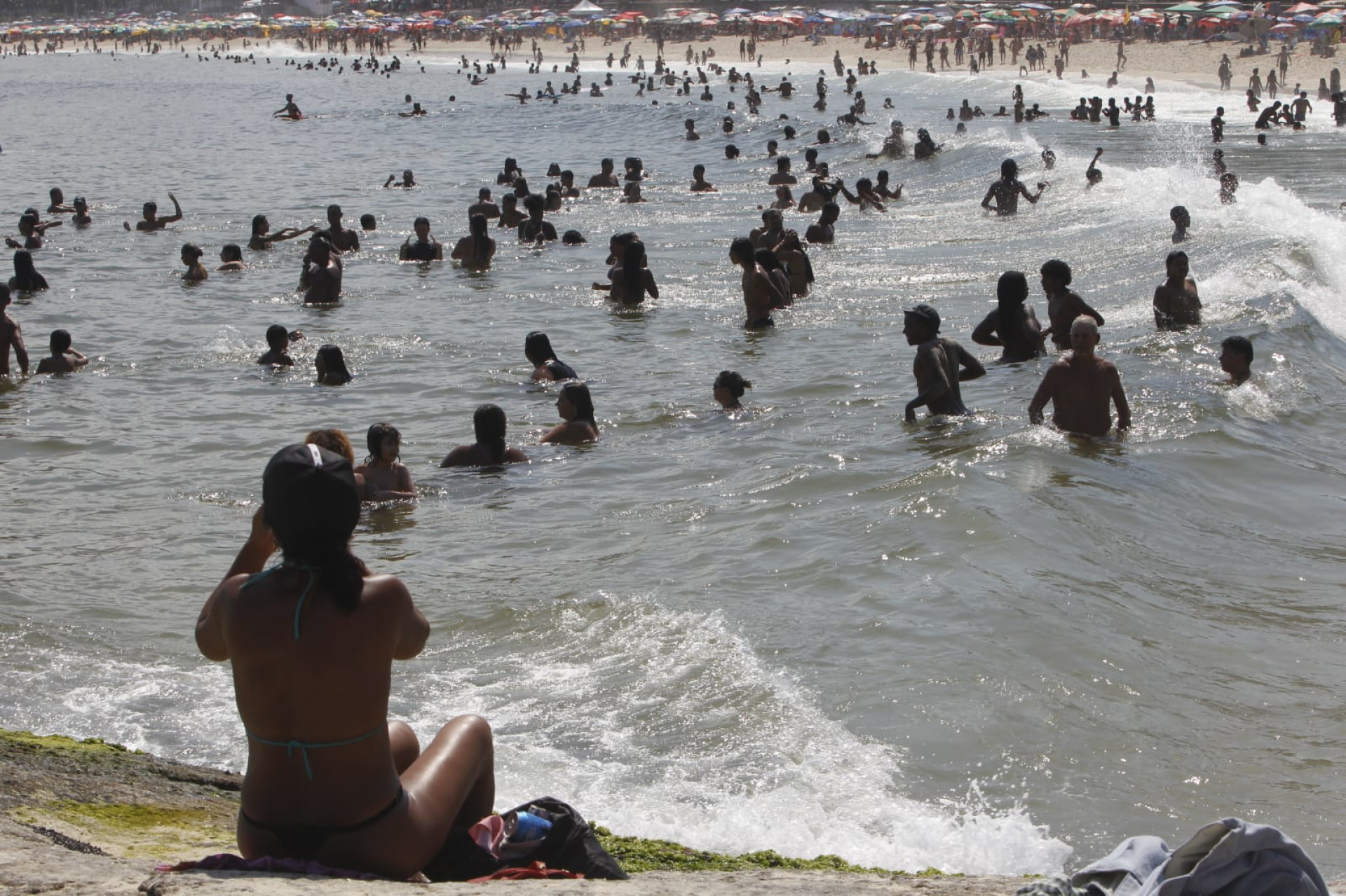 Deu praia! Orla de Ipanema e do Arpoador, na Zona Sul, ficam lotadas, neste domingo (22) - Reginaldo Pimenta / Agência O Dia