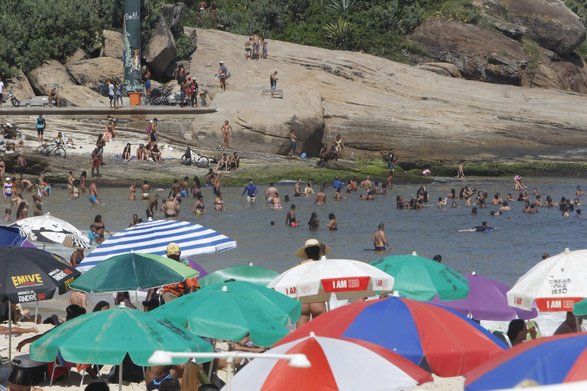 Deu praia! Orla de Ipanema e do Arpoador, na Zona Sul, ficam lotadas, neste domingo (22) - Reginaldo Pimenta / Agência O Dia