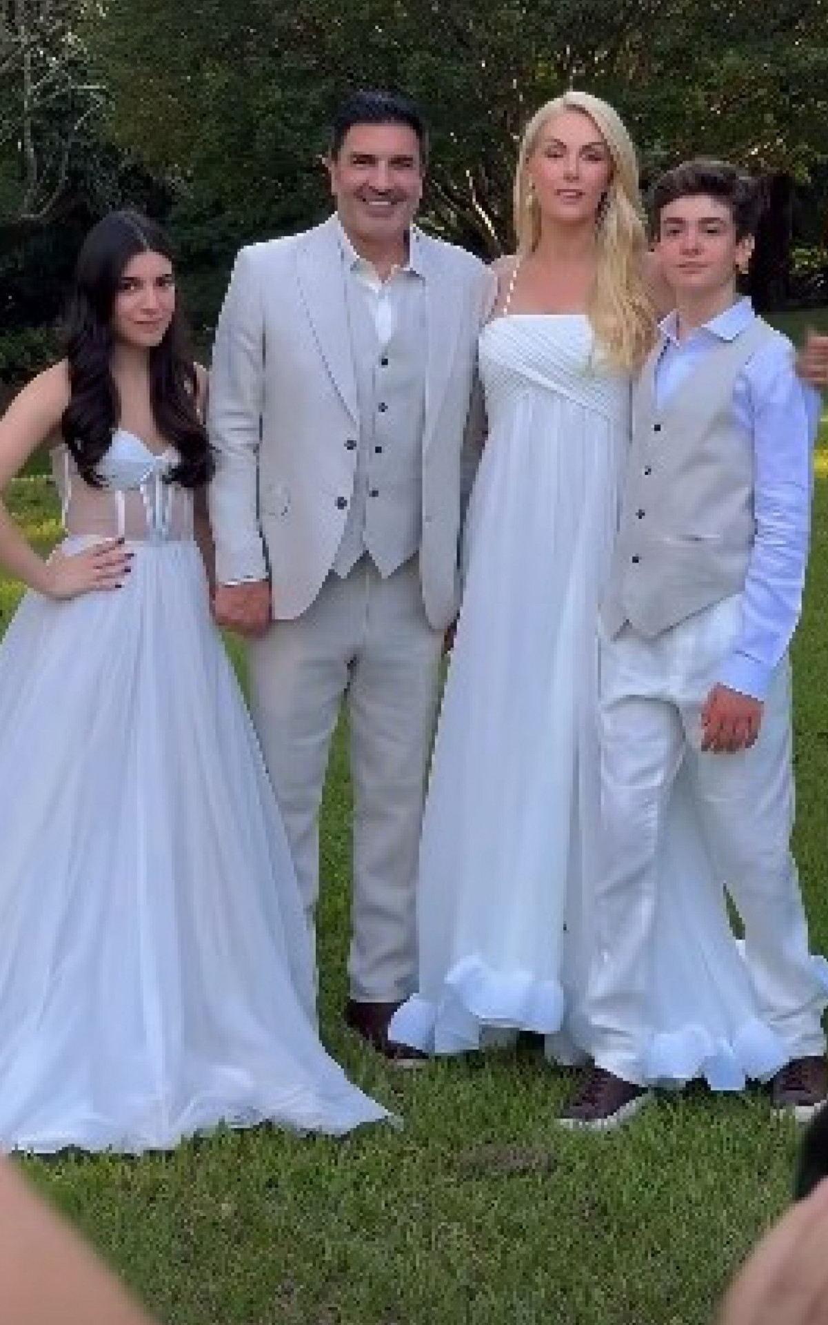 Ana Hickmann e Edu Guedes fazem ensaio pré-casamento com os filhos