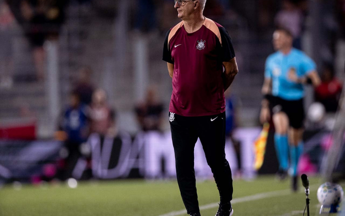 Dorival reclama de p&ecirc;nalti n&atilde;o marcado para o Corinthians: “Absurdo”