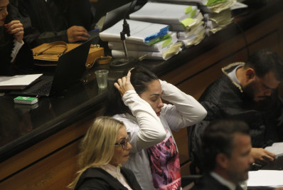Caso Henry: Monique Medeiros passa mal ao ver fotos do corpo do filho e é retirada do plenário