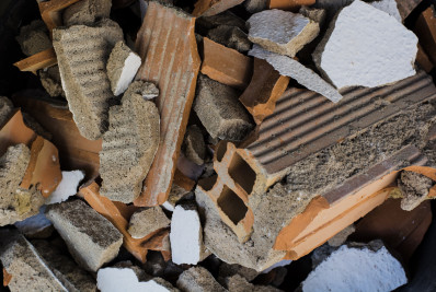 Prefeitura de Cantagalo alerta para descarte irregular de entulho e reforça risco de multa