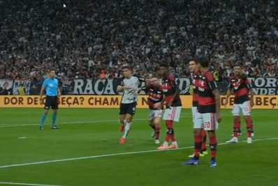 Zagueiro admite erro em lance com Jorginho, mas destaca: 'Não foi jogada de expulsão'