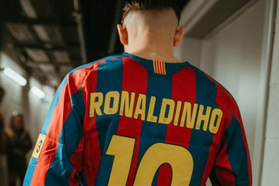 Camisa retrô do Barcelona em homenagem a Ronaldinho faz sucesso e esgota