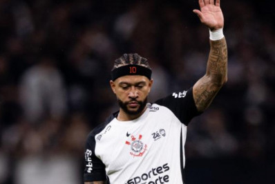 Memphis descumpre regra e usa celular no banco de reservas contra o Flamengo