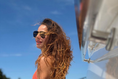 Viviane Araujo posa de biquíni e exibe as curvas