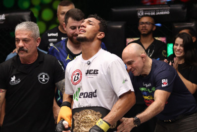 Jungle Fight 147: Alan Adler conquista cinturão peso-pena em meio a caldeirão em Magé (RJ)